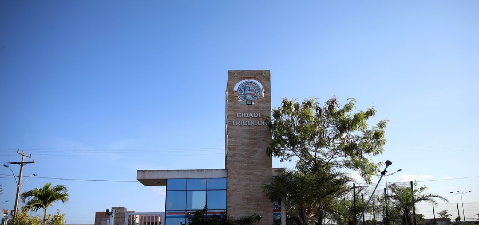 [Homens invadem e roubam material esportivo no novo Centro de Treinamento do Bahia]