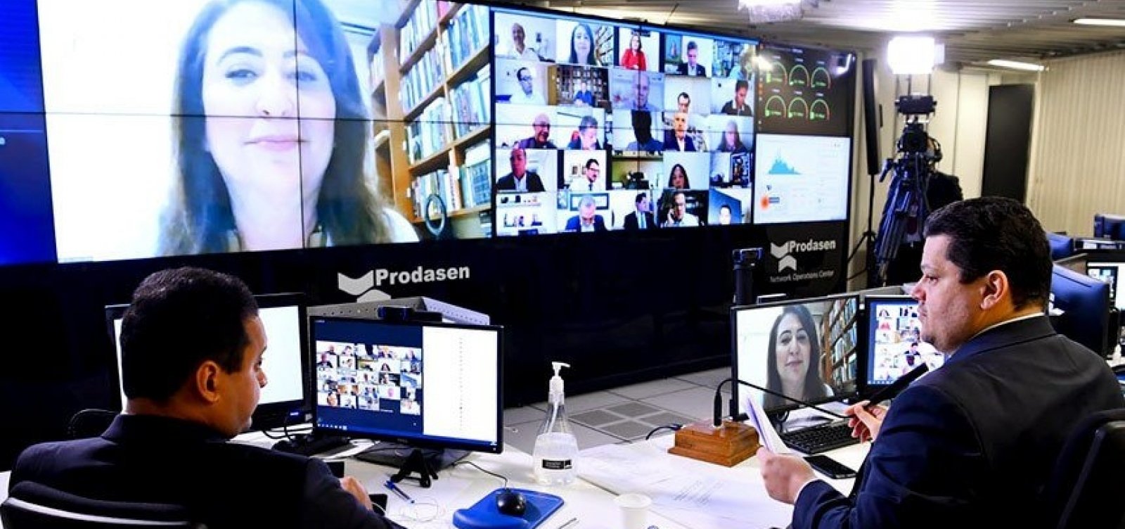 [Senado aprova projeto que cria linha de crédito para micro e pequenas empresas]