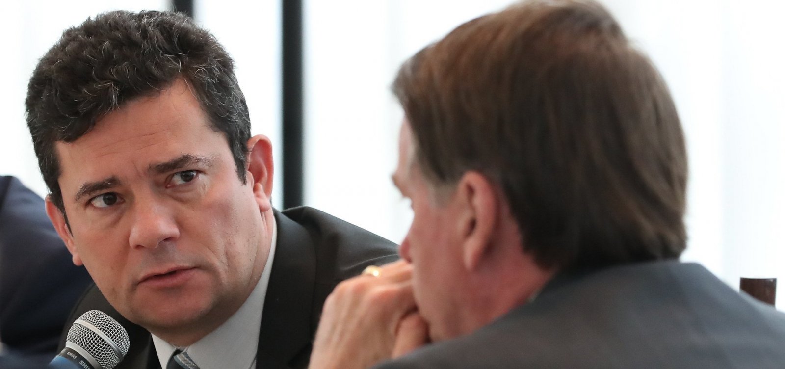 [Pesquisa aponta que brasileiros acreditam mais em Moro do que em Bolsonaro]