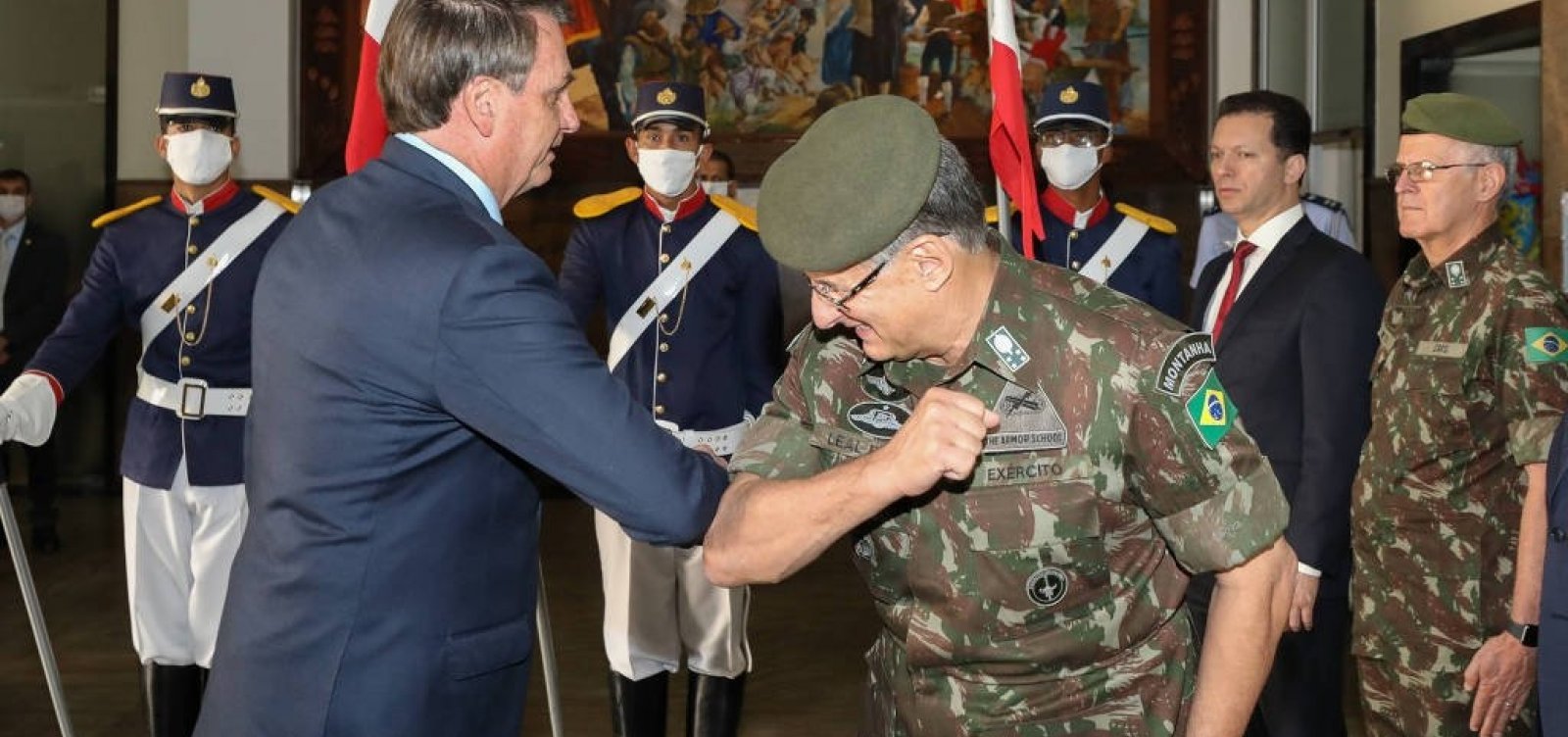 [Bolsonaro tenta cumprimentar militares com a mão, mas eles respondem com cotovelos; veja]