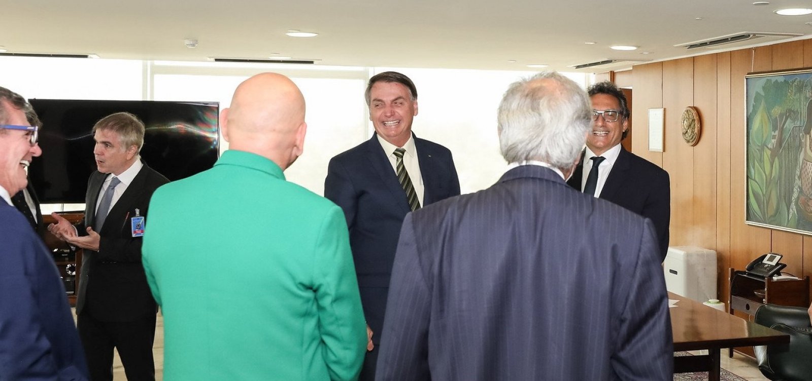 [Bolsonaro faz ameaça a ministro que não aceitar ceder cargos para Centrão]