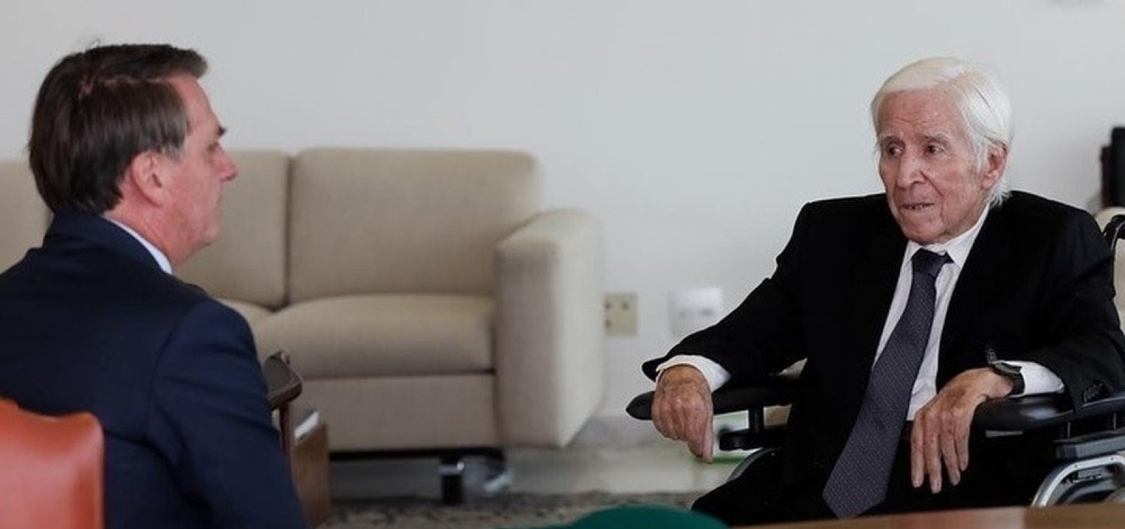 [Em encontro fora da agenda oficial, Bolsonaro recebe militar denunciado por mortes na ditadura]
