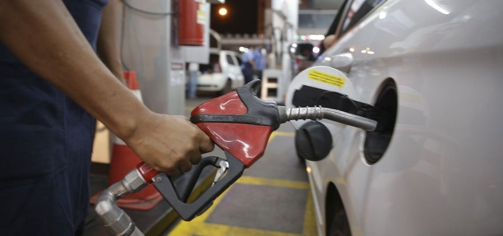 [Petrobras anucia aumento de 12% nos preços da gasolina]
