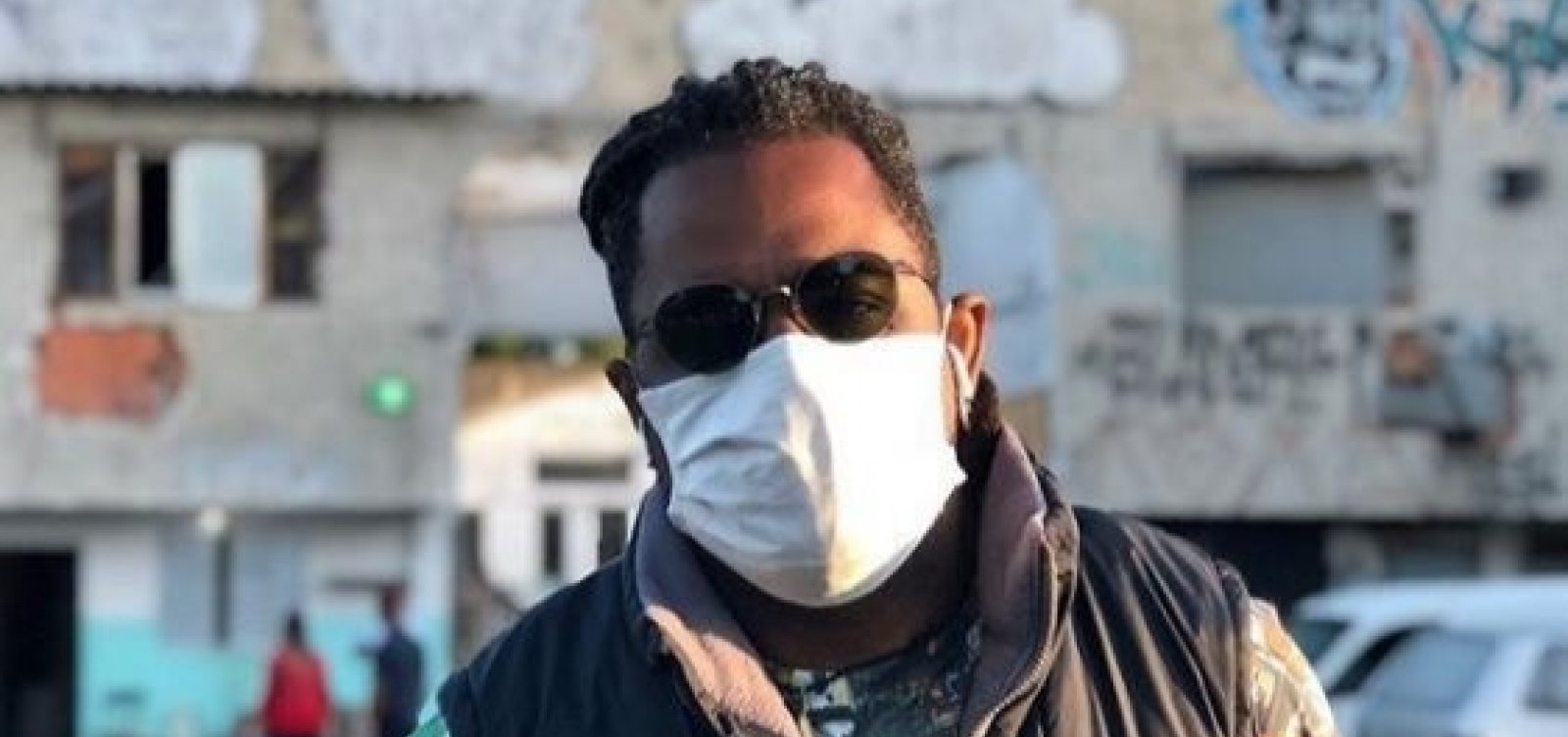 [Repórter da Globo é vítima de racismo por usar máscara de proteção]