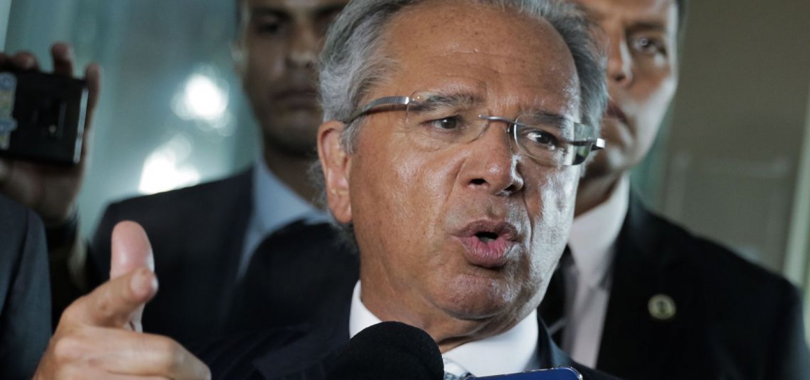 [Em live com Itaú, Guedes diz que '200 milhões de trouxas' são explorados por seis bancos]