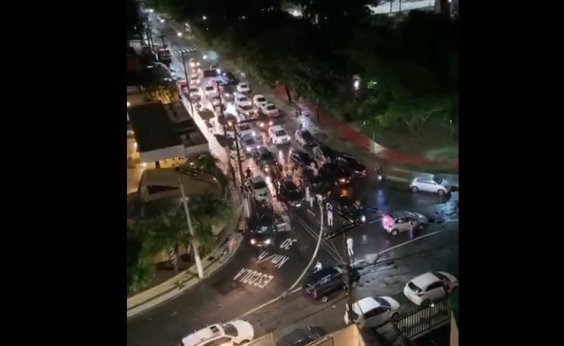 [Grupo bloqueia rua na Pituba e cria aglomeração para comemorar aniversário de 15 anos; veja vídeo]