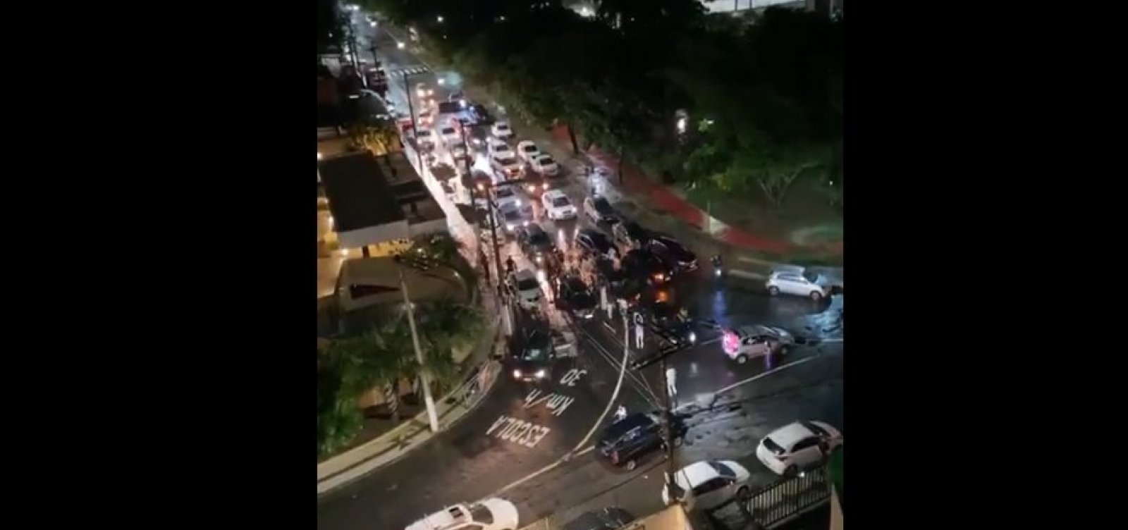 [Grupo bloqueia rua na Pituba e cria aglomeração para comemorar aniversário de 15 anos; veja vídeo]