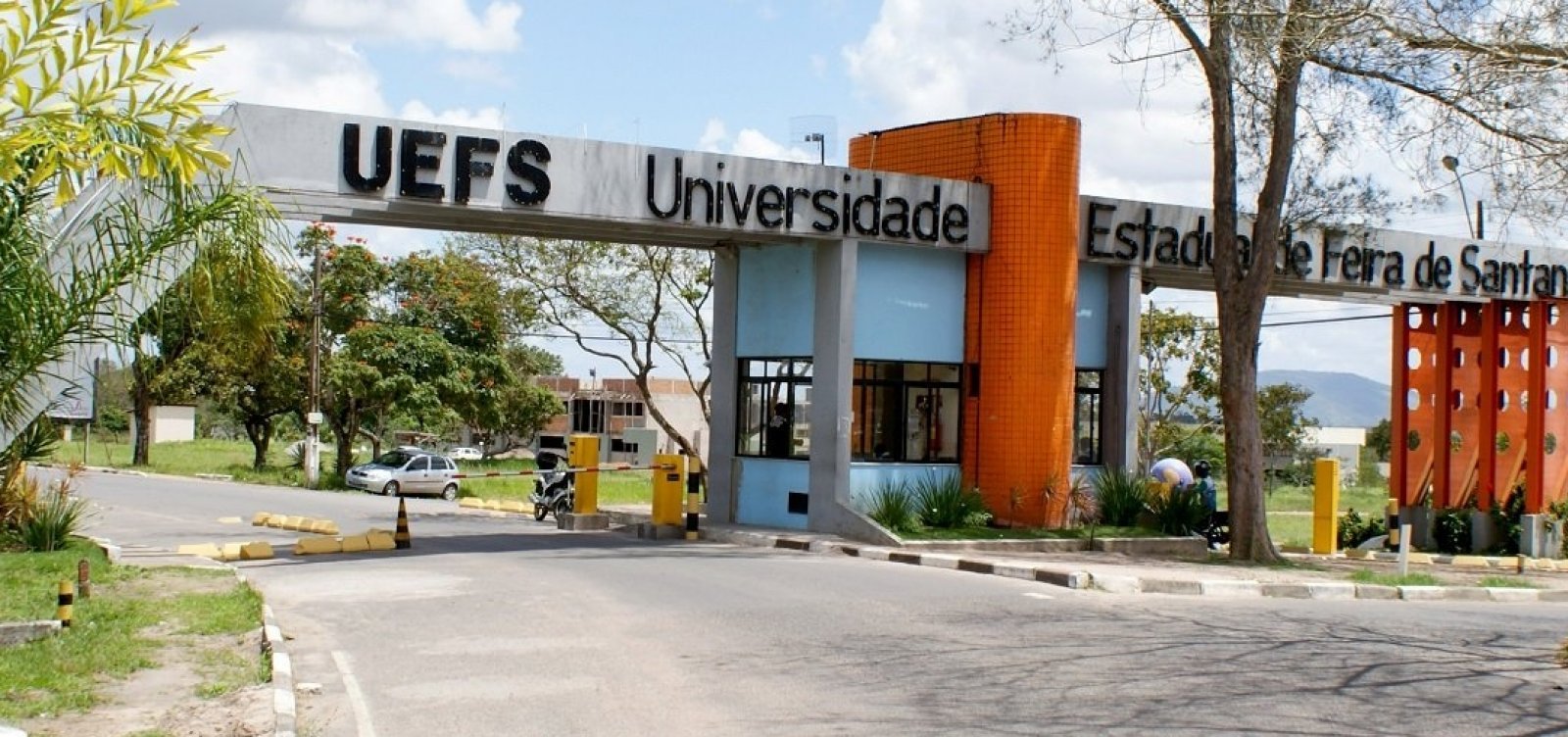 [Com aulas suspensas, Uefs paga por serviços de receptivo para solenidades de formatura ]