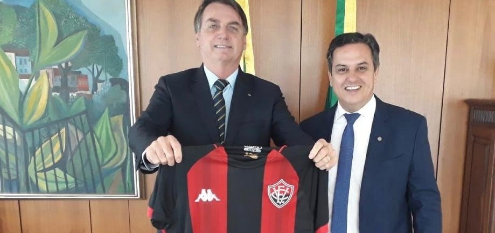 [Deputado presenteia Bolsonaro com camisa do Vitória a pedido de empresário baiano]