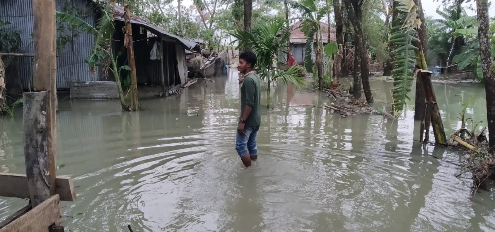 [Ciclone mata 84 pessoas na Índia e em Bangladesh]