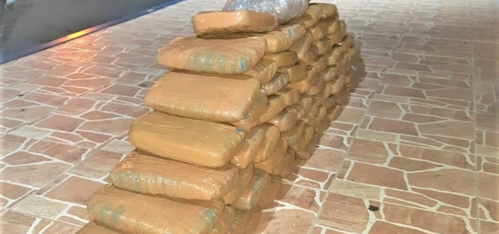 [Motorista de app é preso em Alagoinhas transportando 70 kg de maconha ]