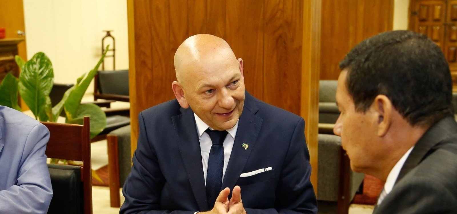[Bilionário, Luciano Hang recebe auxílio emergencial de R$ 600]