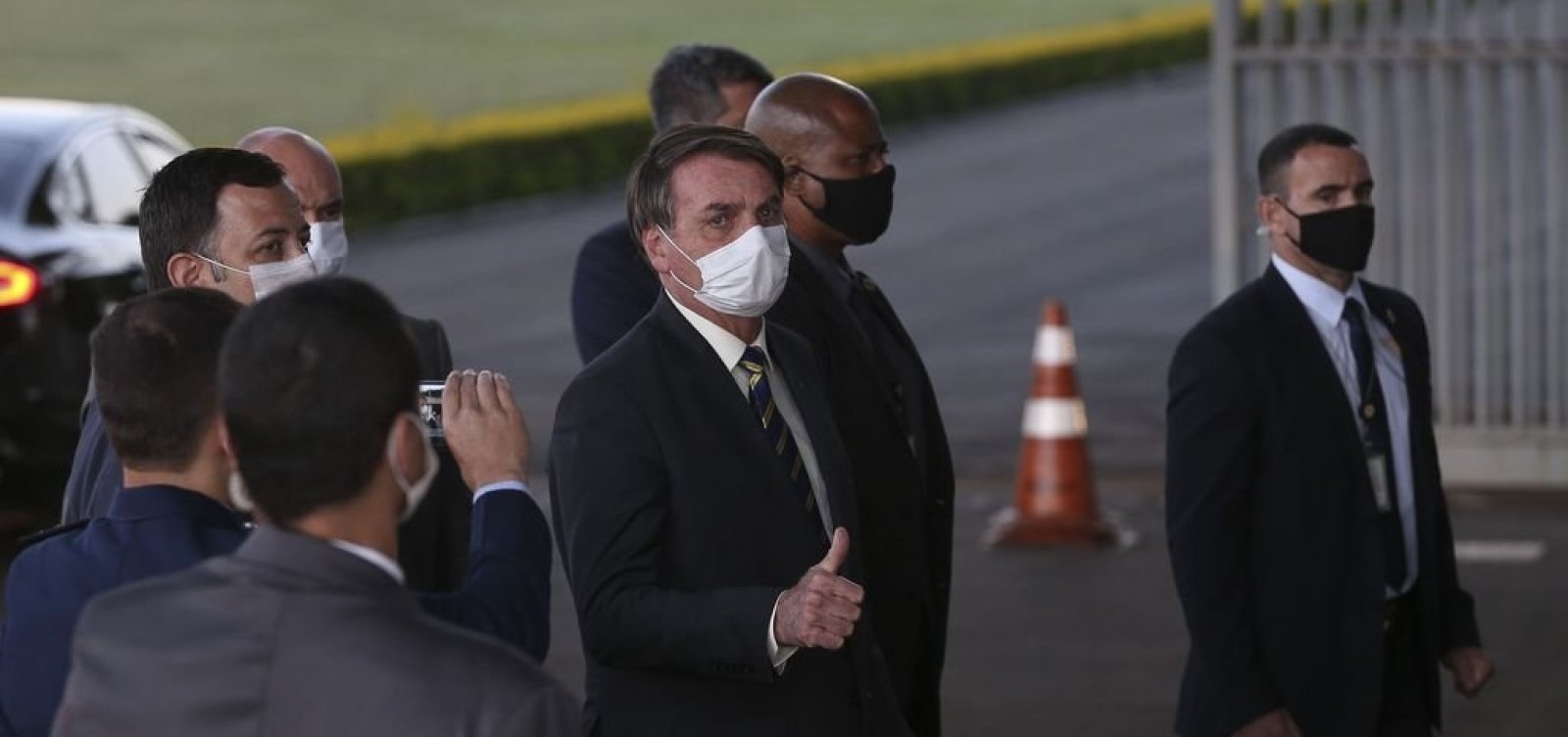 [Bolsonaro insinua que Witzel será preso: 'Brevemente, já sabe onde ele deve estar, né?']