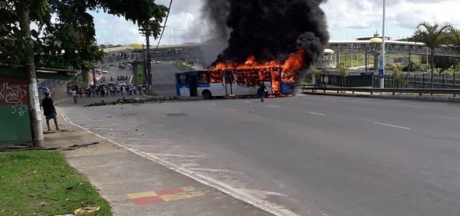 [Manifestantes ateiam fogo em ônibus atravessado na Paralela]