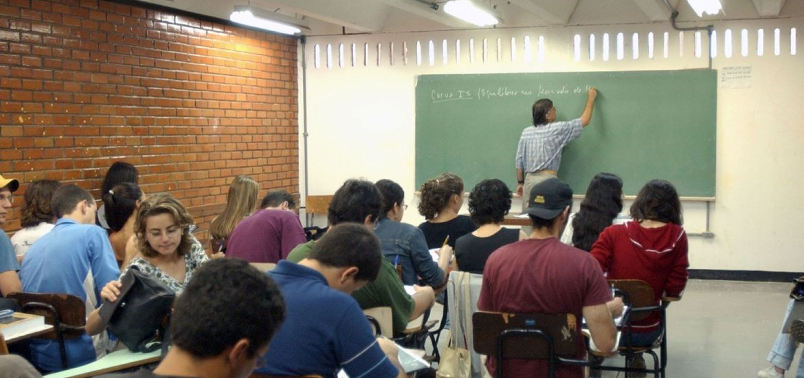 [Projeto no Senado quer ampliar Fies para alunos de classe média durante pandemia ]