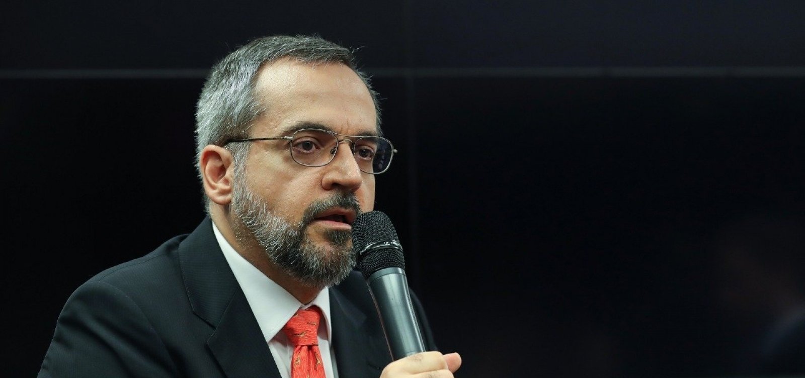 [Bolsonaro aguarda pedido de demissão de Abraham Weintraub]