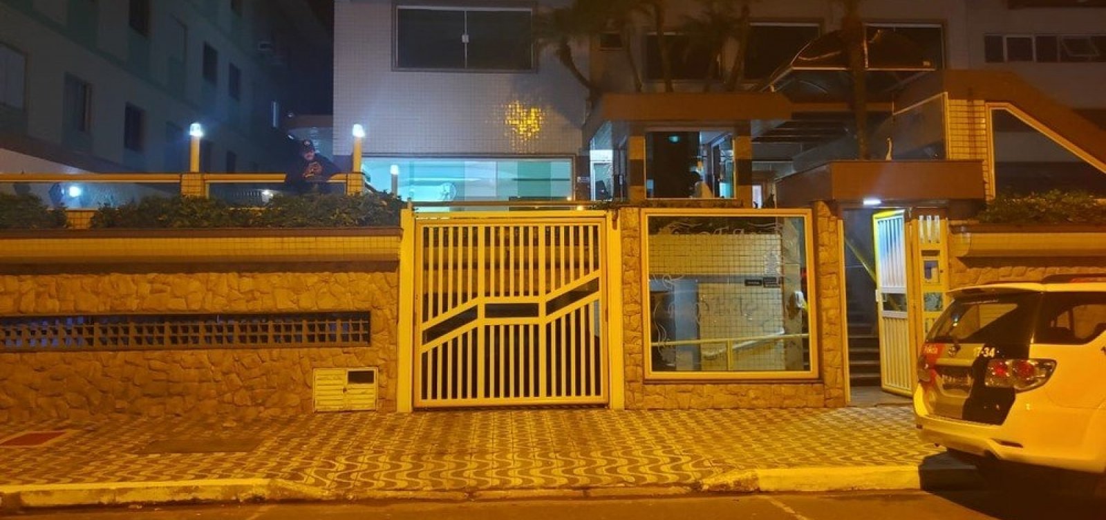 [Mulher é presa após jogar bebê do 2º andar em SP]