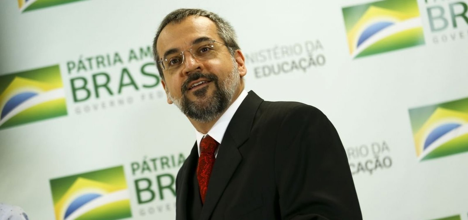 [Alvo de inquérito no STF, Abraham Weintraub sai do Brasil]