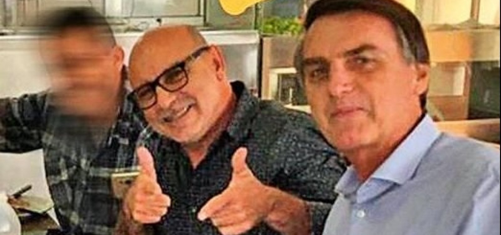 [Polícia encontra caderno de mulher de Queiroz com contatos de Bolsonaro e Flávio]