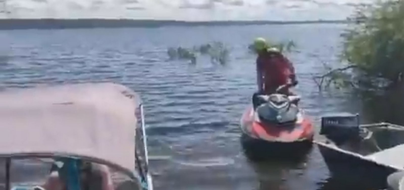 [Bombeiros encontram três corpos que podem ser de vítimas de naufrágio em Cabaceiras do Paraguaçu]