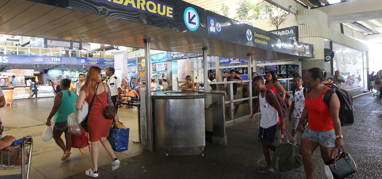 [Mais quatro cidades têm transporte suspenso na Bahia; total chega a 378]