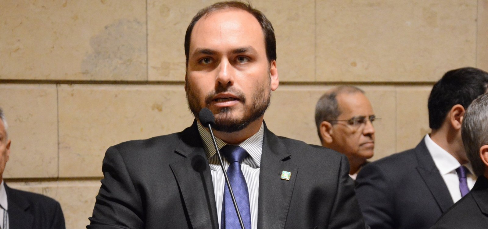 [Com medo de investigações, Carlos Bolsonaro cogita ir para os EUA]