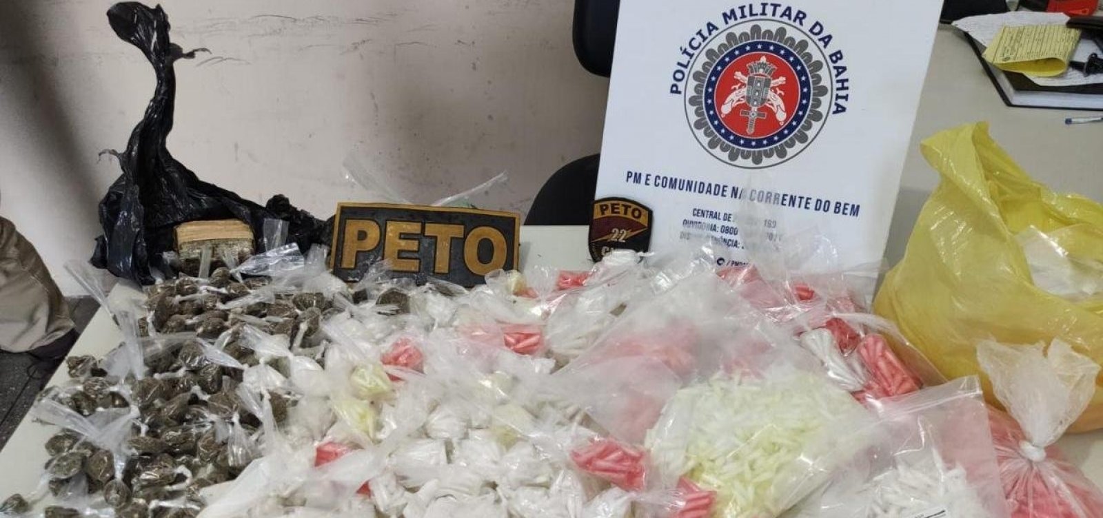[Mulher é presa suspeita de usar apartamento como ponto de venda de drogas em Simões Filho]