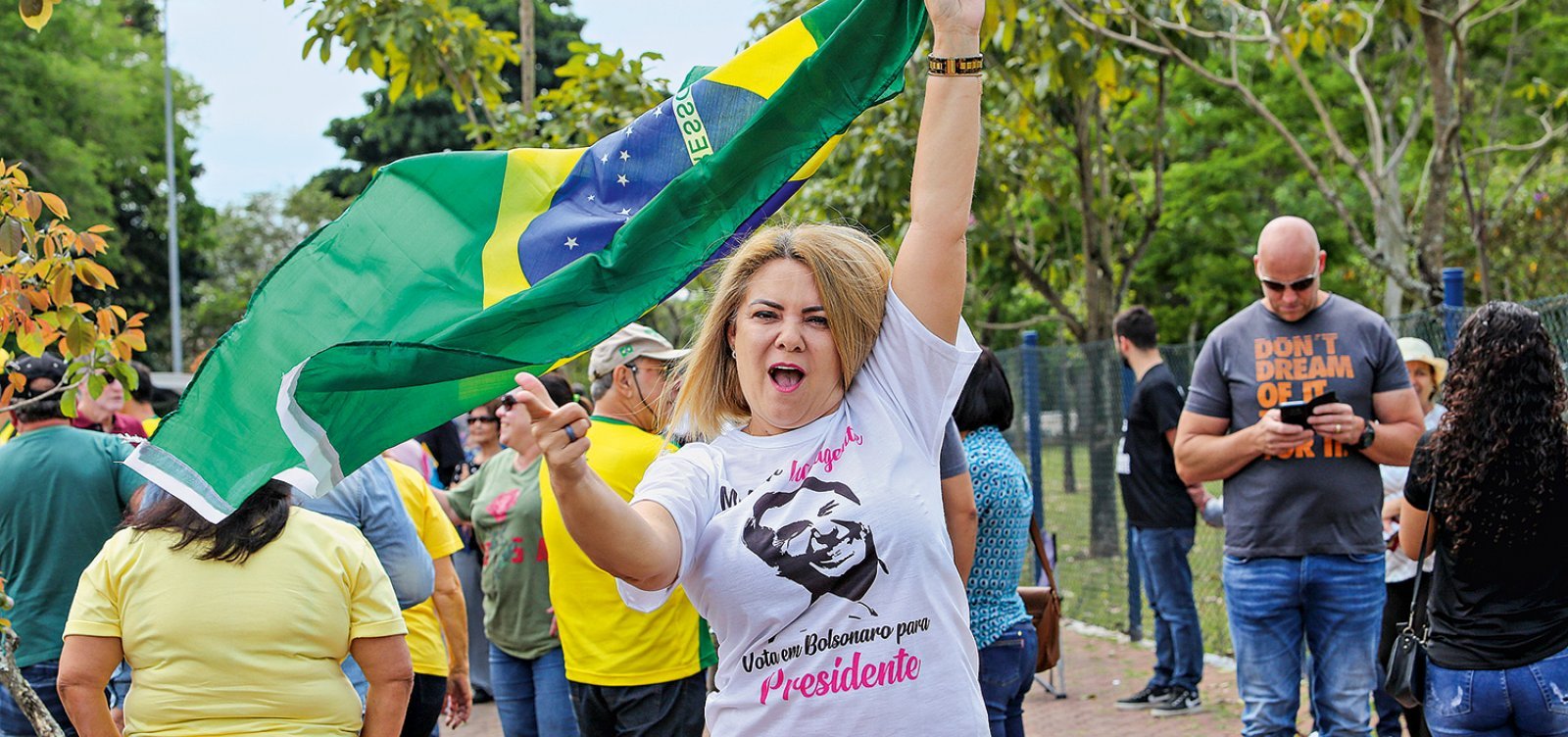 [Enquanto foi casada com Bolsonaro, ex-mulher comprou 14 imóveis, parte deles em dinheiro vivo]