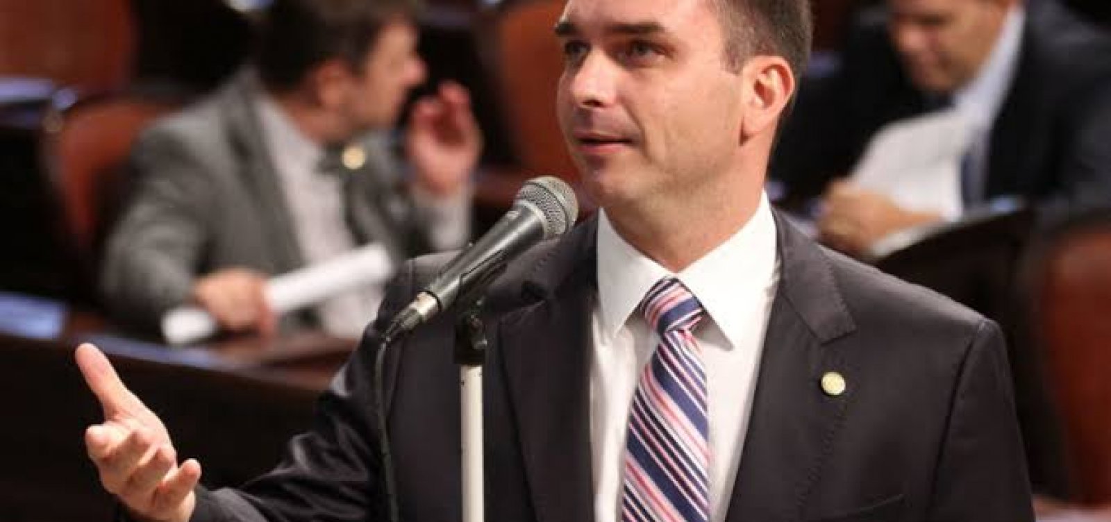 [Juiz suspende investigação contra ex-assessor de Flávio Bolsonaro sobre vazamento da PF]