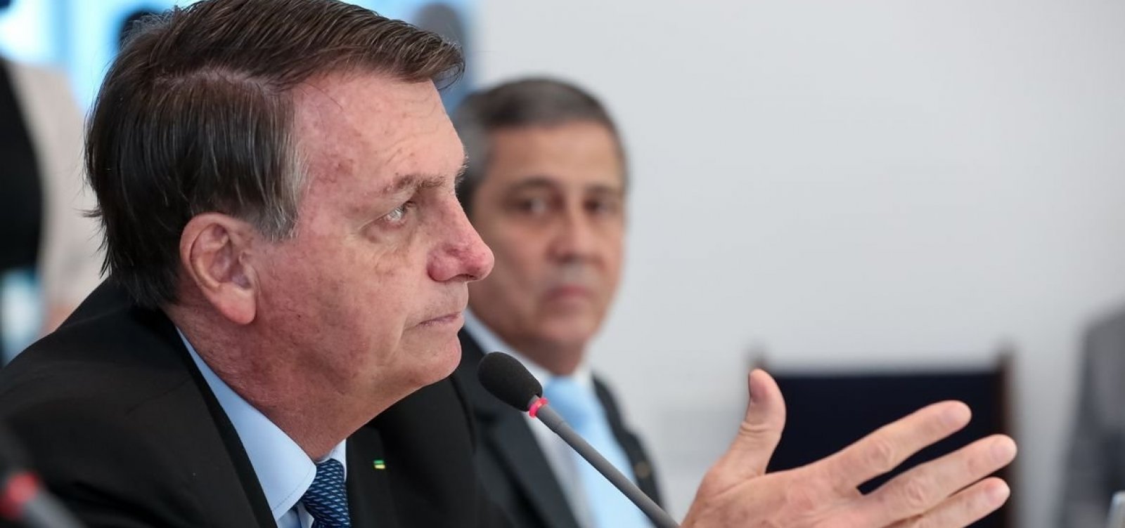 [Irritado com PSL, Bolsonaro avalia dar ao centrão liderança do governo e Ministério da Saúde]