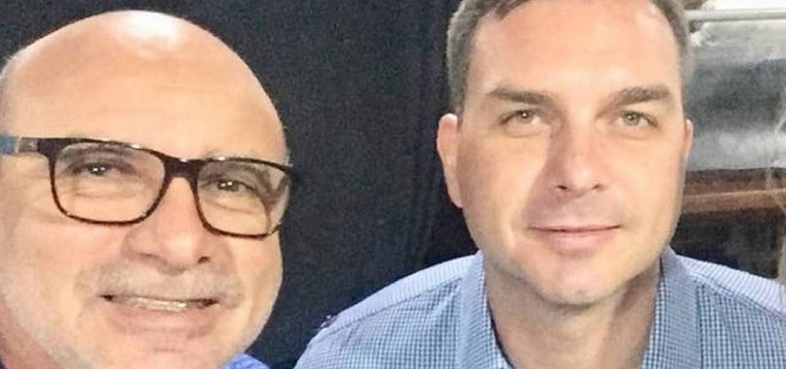 [Dinheiro de ex-assessores de Flávio Bolsonaro duplicou créditos na conta de Queiroz]