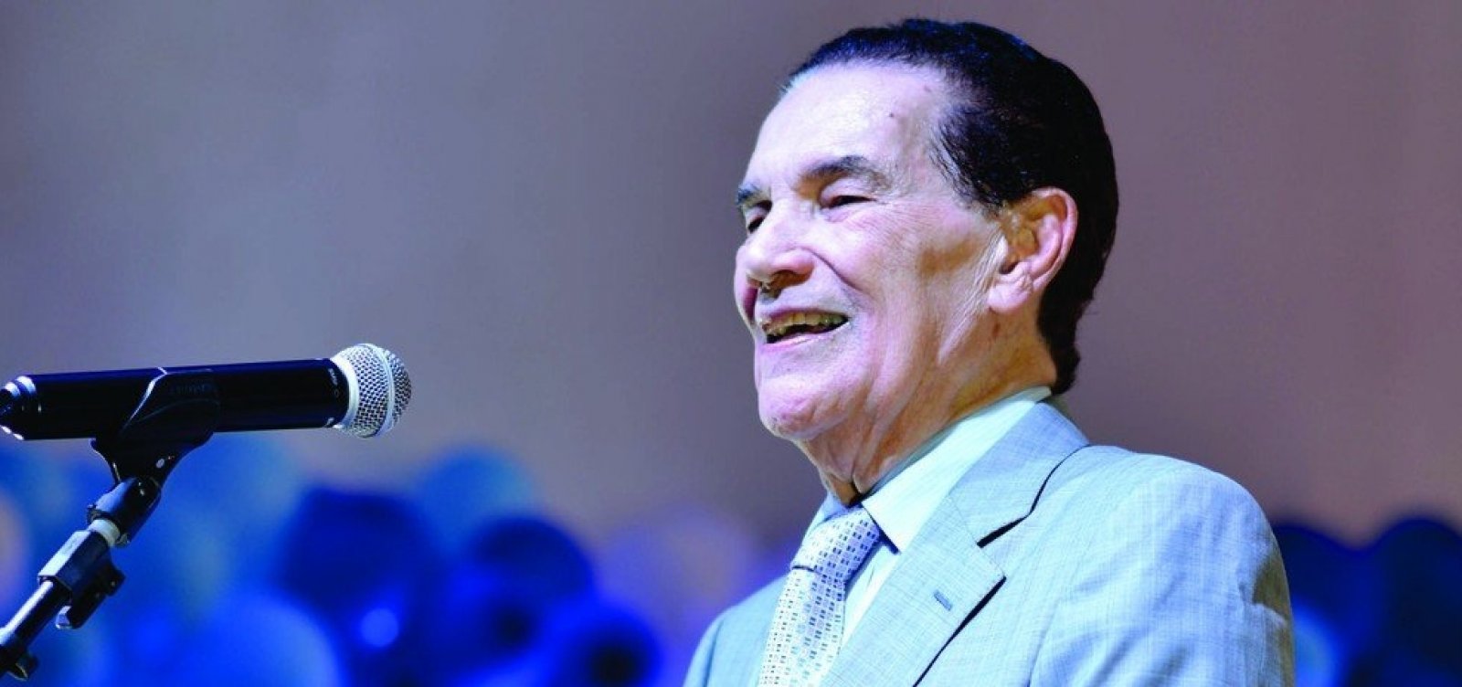 [Divaldo Franco passa por cirurgia para correção de três hérnias de disco]