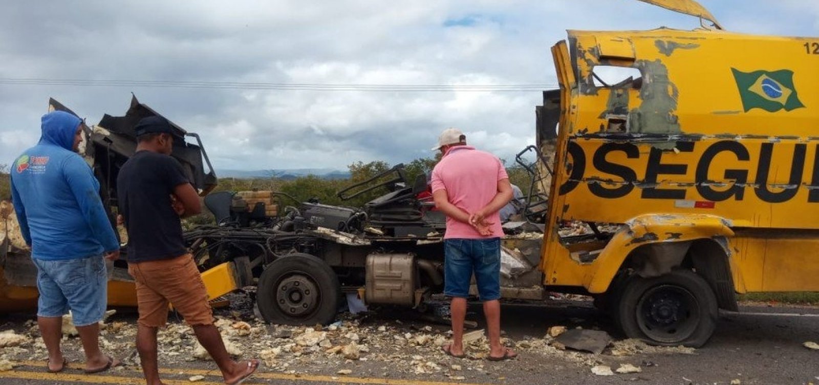 [Carro-forte parte ao meio após ser explodido em tentativa de assalto no norte da Bahia]