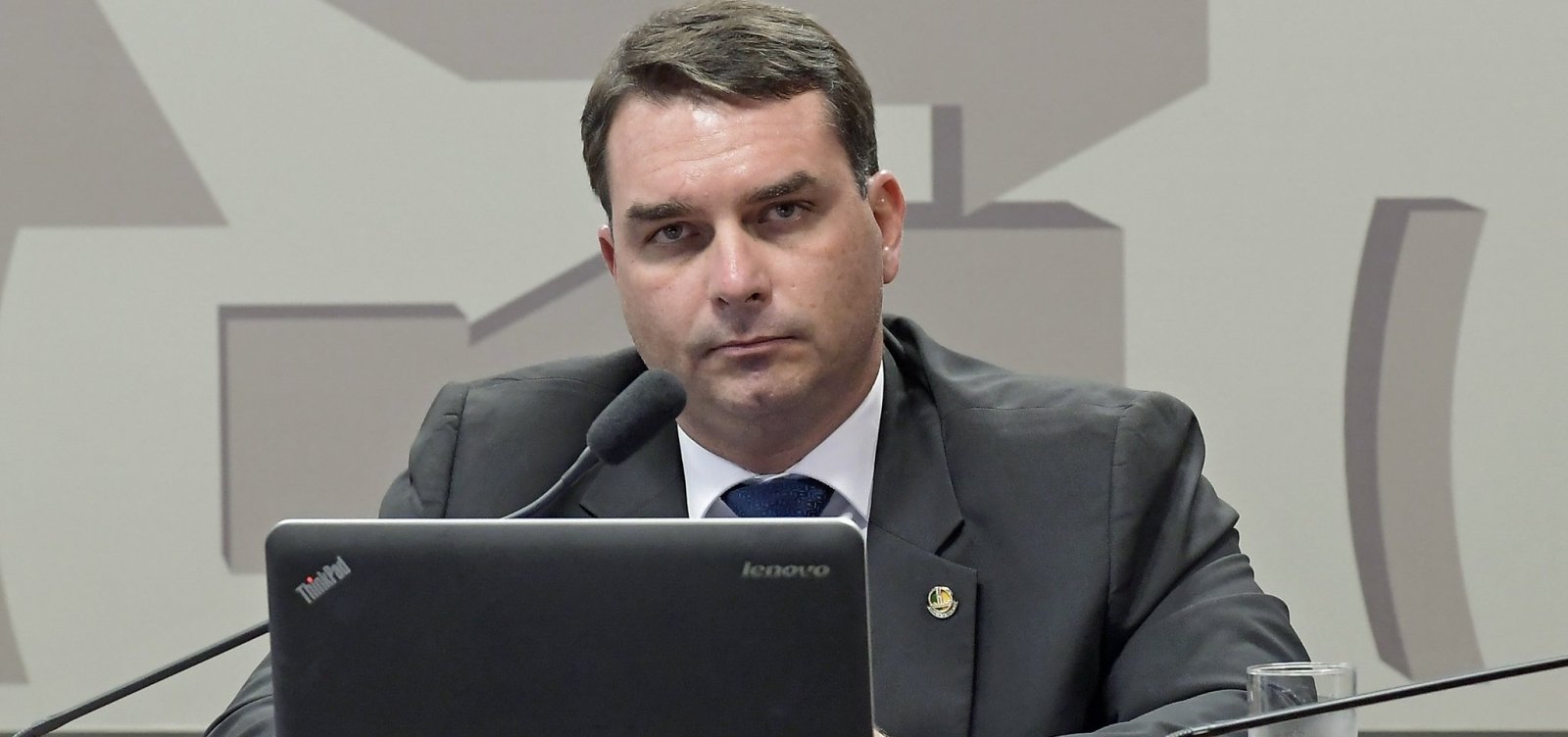 [Flávio Bolsonaro admite que Queiroz pagava suas contas pessoais]