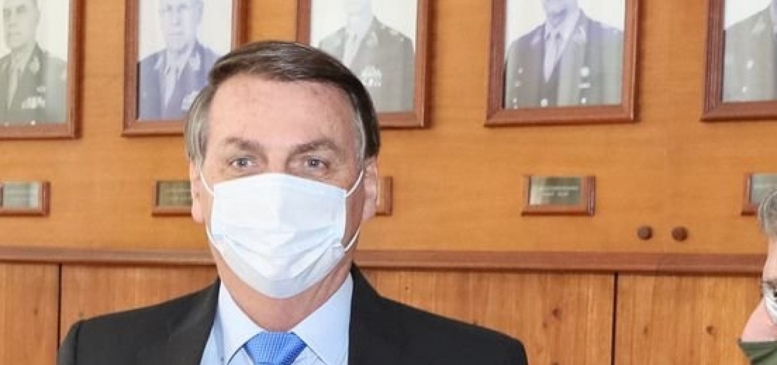 [Bolsonaro assina MP que destina R$ 2 bilhões para vacina contra coronavírus]
