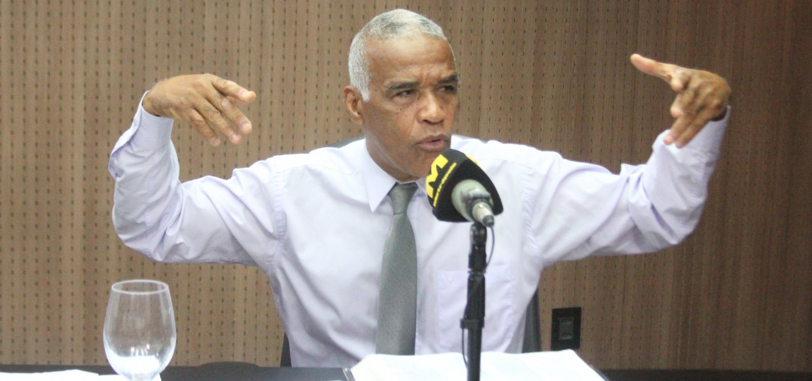 [Isidório diz que como pastor segue a Bíblia sobre gays, mas como prefeito respeita todos]