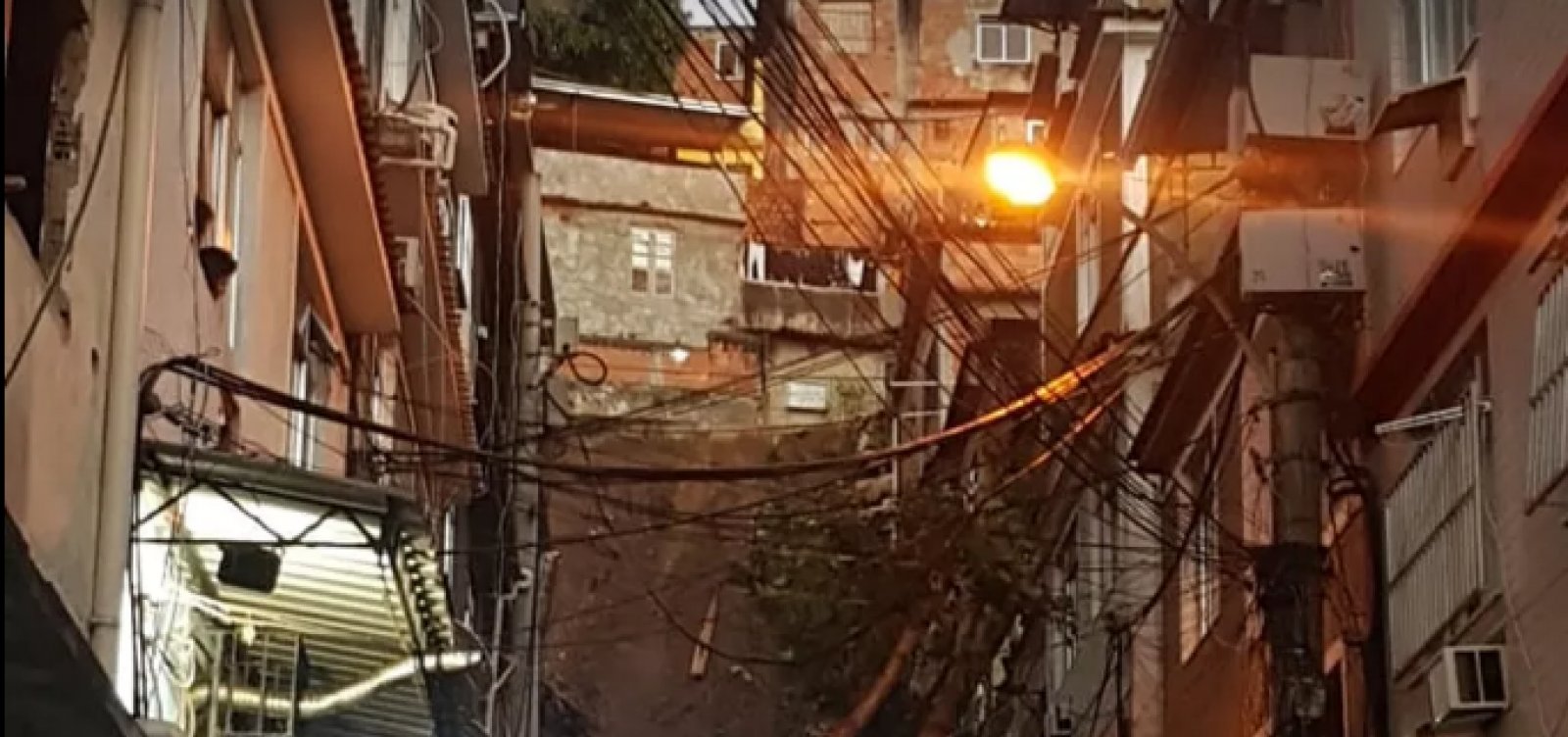 [Deslizamento atinge 12 casas e deixa fam&iacute;lias desalojadas no Rio]