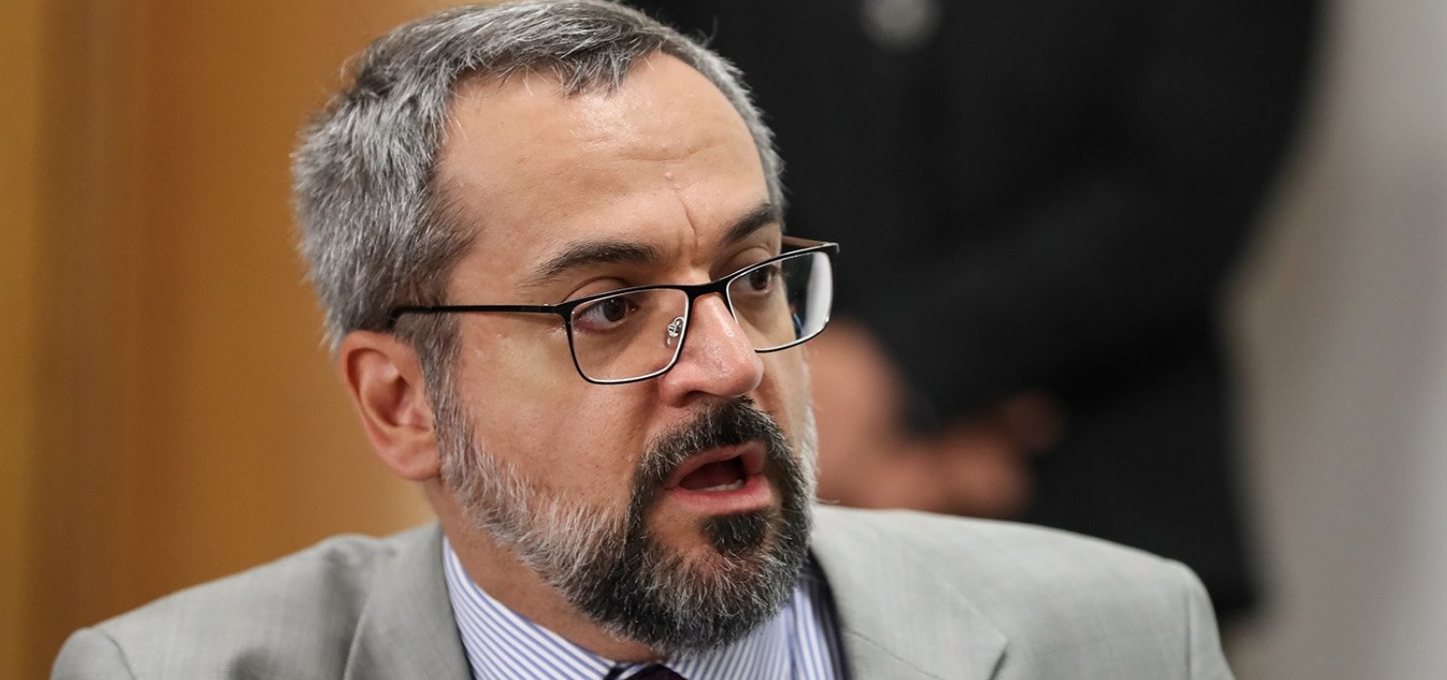 [C&acirc;mara do DF aprova t&iacute;tulo de &lsquo;persona non grata&rsquo; a Weintraub]