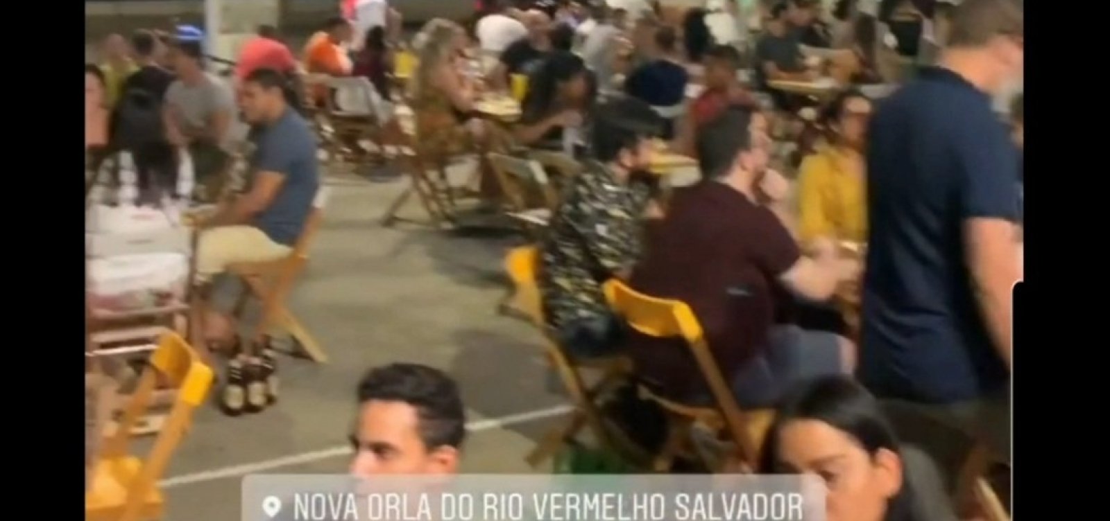 [Em 1ª sexta com bares e restaurantes abertos, Largo da Dinha tem mesas cheias e pessoas sem máscara]