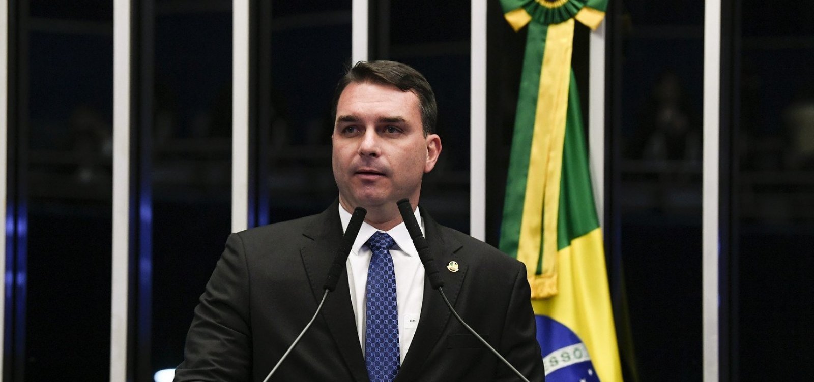 [Flávio Bolsonaro omitiu R$ 350 mil investidos em compra de loja de chocolates]