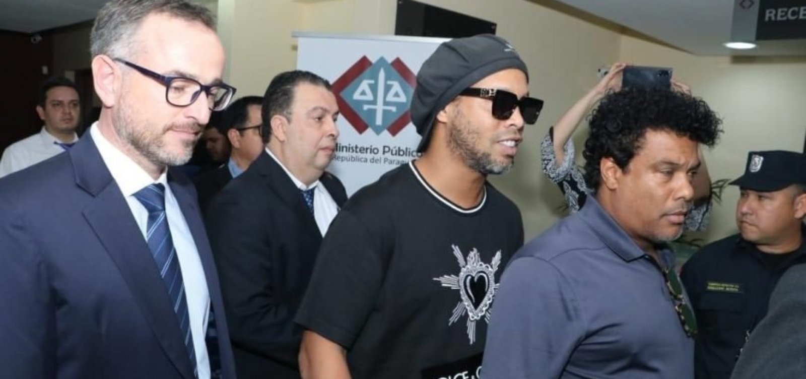 [Ronaldinho Gaúcho e irmão são soltos pela Justiça do Paraguai e podem retornar ao Brasil]