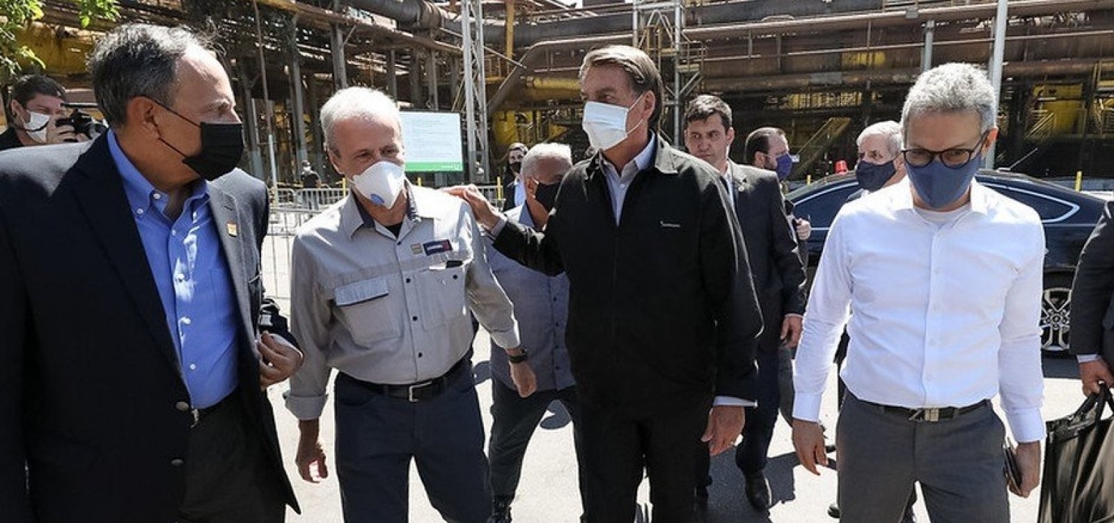 [Bolsonaro sobre depósitos de Queiroz à primeira-dama: 'Não tem pergunta decente para fazer?']