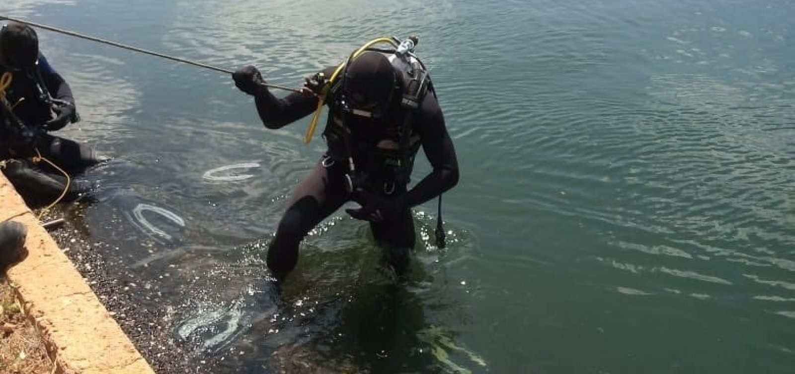 [Bombeiros resgatam dois corpos dentro de carro submerso em Juazeiro]