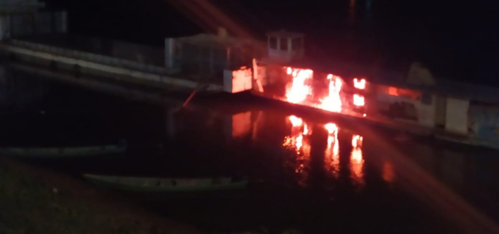 [Embarcação pega fogo em Ibotirama e policial fica ferido]
