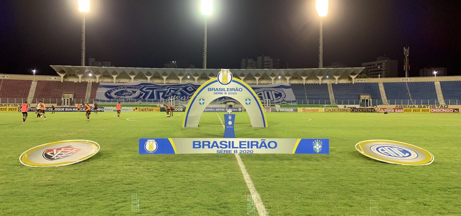 [Vitória tem dificuldade com gramado, joga mal e sofre primeira derrota na Série B]