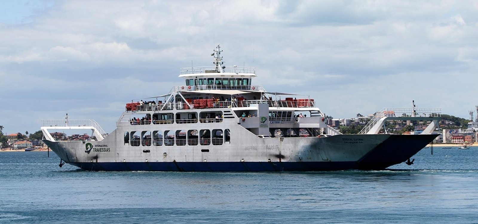 [Ferry registra enorme fila de veículos em Salvador nesta sexta]