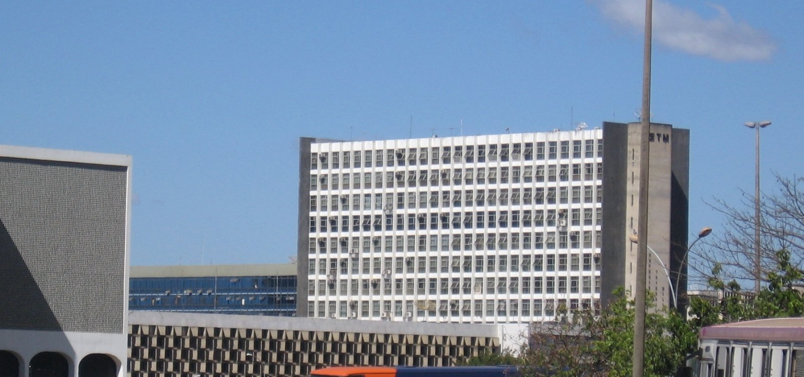 [Justiça Militar ignora congelamento e prevê R$ 2 milhões para novos cargos]