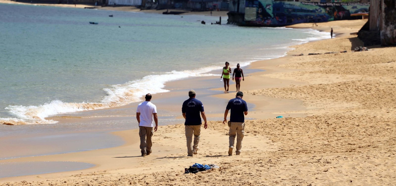 ['Tira o p&eacute; da areia': opera&ccedil;&atilde;o da prefeitura retira banhistas de praias de Salvador]