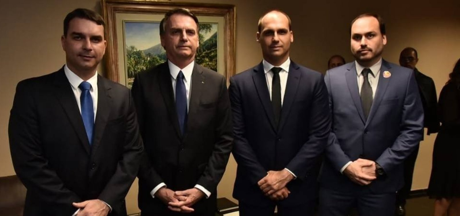 [Família Bolsonaro pagou R$ 29,5 milhões em salários a funcionários fantasmas, diz revista]