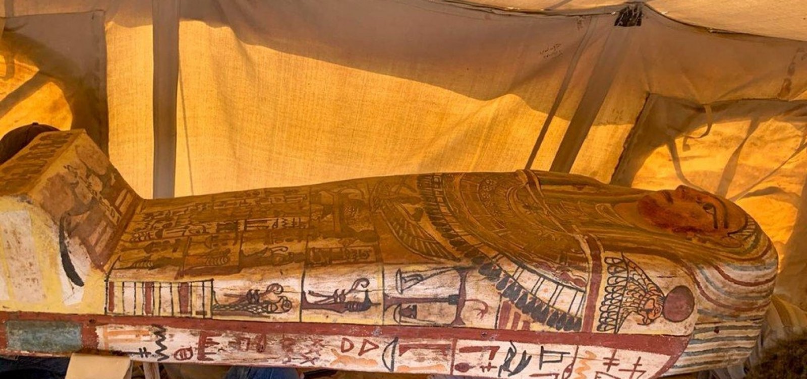 [Egito anuncia a descoberta de 14 sarcófagos com cerca de 2,5 mil anos]